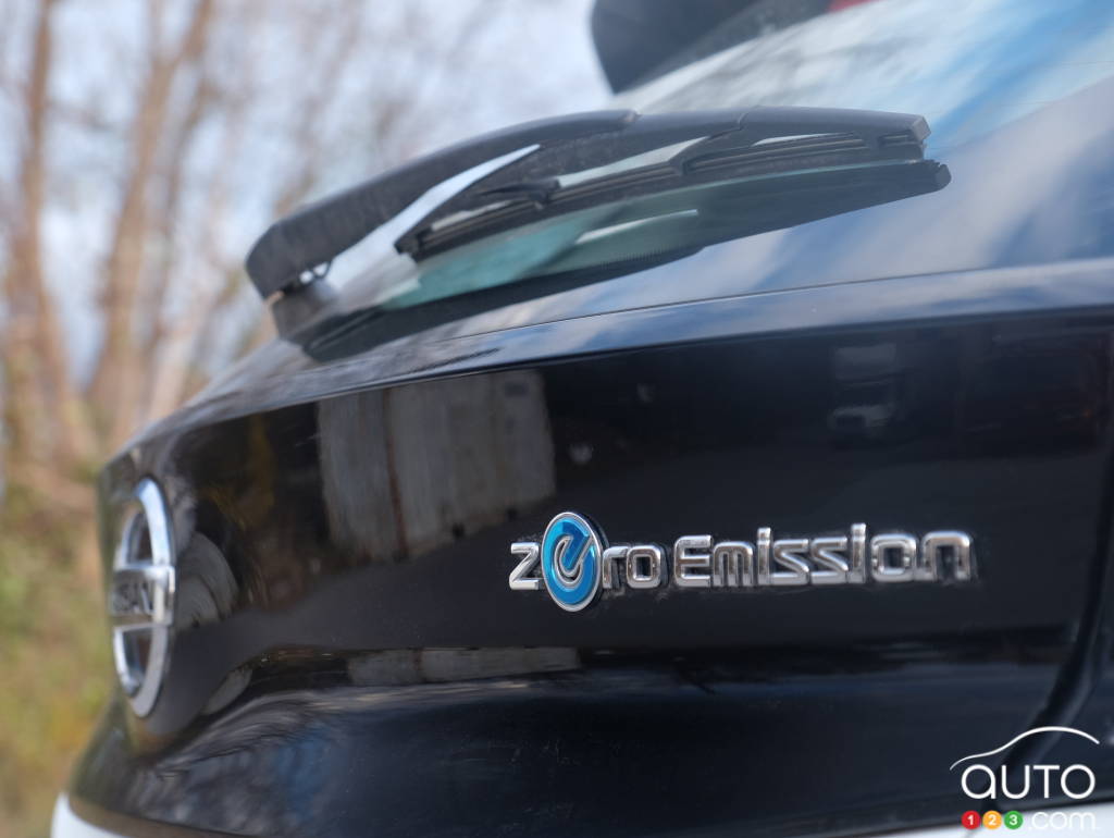 Nissan LEAF, rear logo